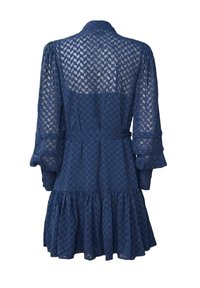 Abito blu navy realizzato in tessuto trasparente con un motivo geometrico, dotato di colletto, maniche lunghe e orlo a volant a strati.