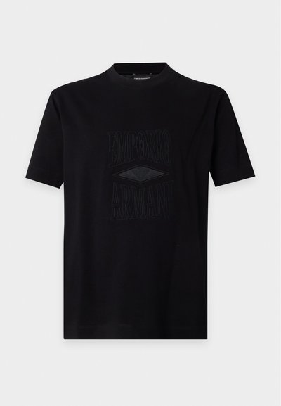 Μαύρο κοντομάνικο T-shirt με στρογγυλή λαιμόκοψη και ανάγλυφο λογότυπο Emporio Armani και σχέδιο αετού στο κέντρο εμπρός.