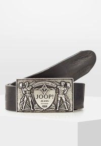 Zwarte leren riem met een rechthoekige zilverkleurige gesp met gedetailleerde gravures van figuren en de tekst "JOOP! JEANS FOUNDED 1988."
