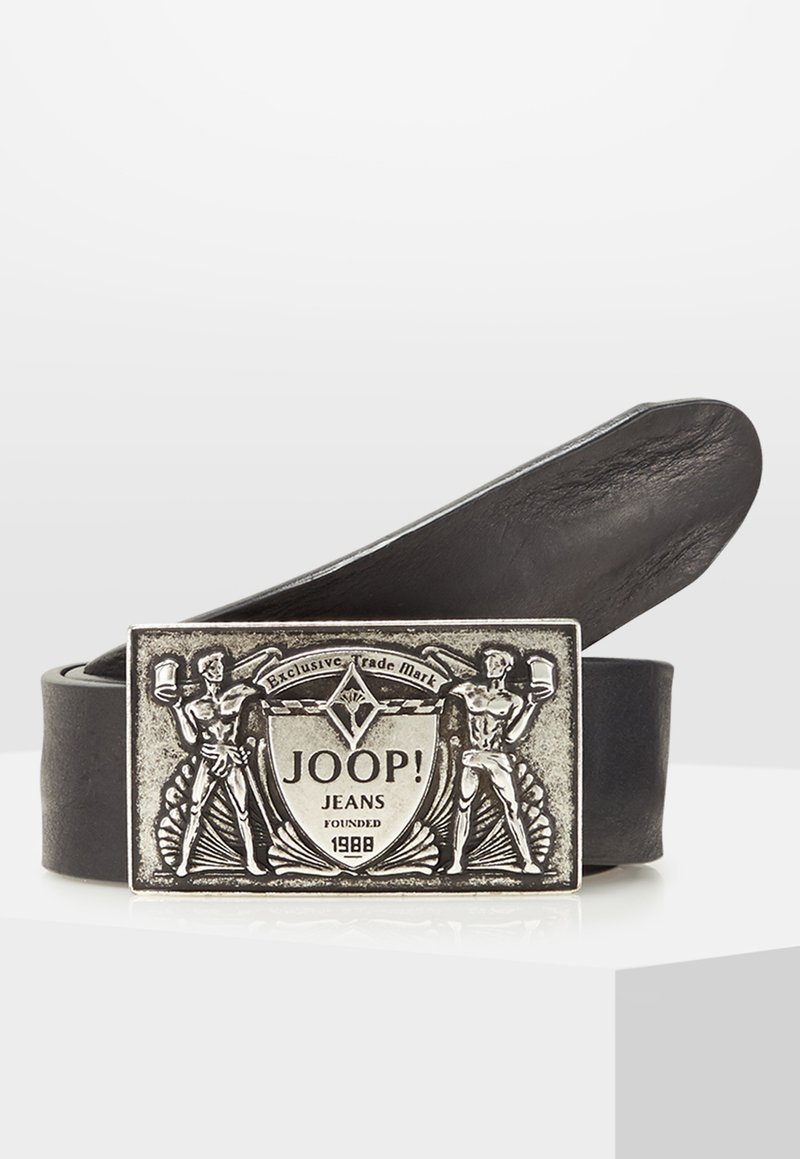 Zwarte leren riem met een rechthoekige zilverkleurige gesp met gedetailleerde gravures van figuren en de tekst "JOOP! JEANS FOUNDED 1988."