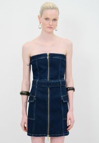 - Sukienka jeansowa