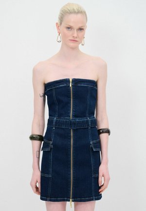 Denim strapless jurk met een gouden rits, een ceintuur in de taille en twee voorzakken. Donkerblauwe kleur, gestructureerd ontwerp en een soepele textuur.