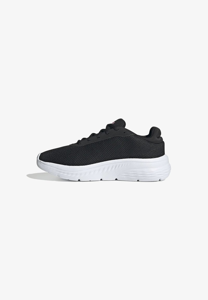 Chaussure de sport noire en mesh avec une semelle blanche amortie, design basse et lacets noirs, vue de côté extérieur sur fond blanc.