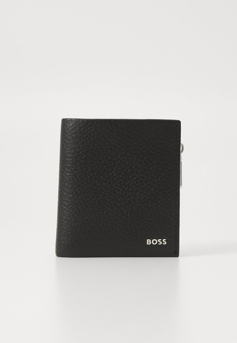 Juodas odinis piniginė su tekstūruota paviršiumi, dvigubo lankstymo dizainu ir sidabriniu "BOSS" logotipu priekyje, su užtrauktuku uždaroje kišenėje šone.