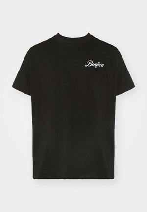 Camiseta de algodón negra con mangas cortas, que presenta el logo bordado en blanco de "Benfica" en el área del pecho izquierdo. Diseño clásico de cuello redondo.