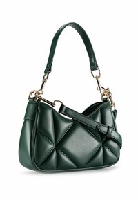 Bolso de piel verde oscuro con diseño geométrico acolchado, que cuenta con dos correas desmontables y herrajes de metal en tono dorado.