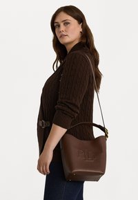 Neizvēlēts, dark mahogany