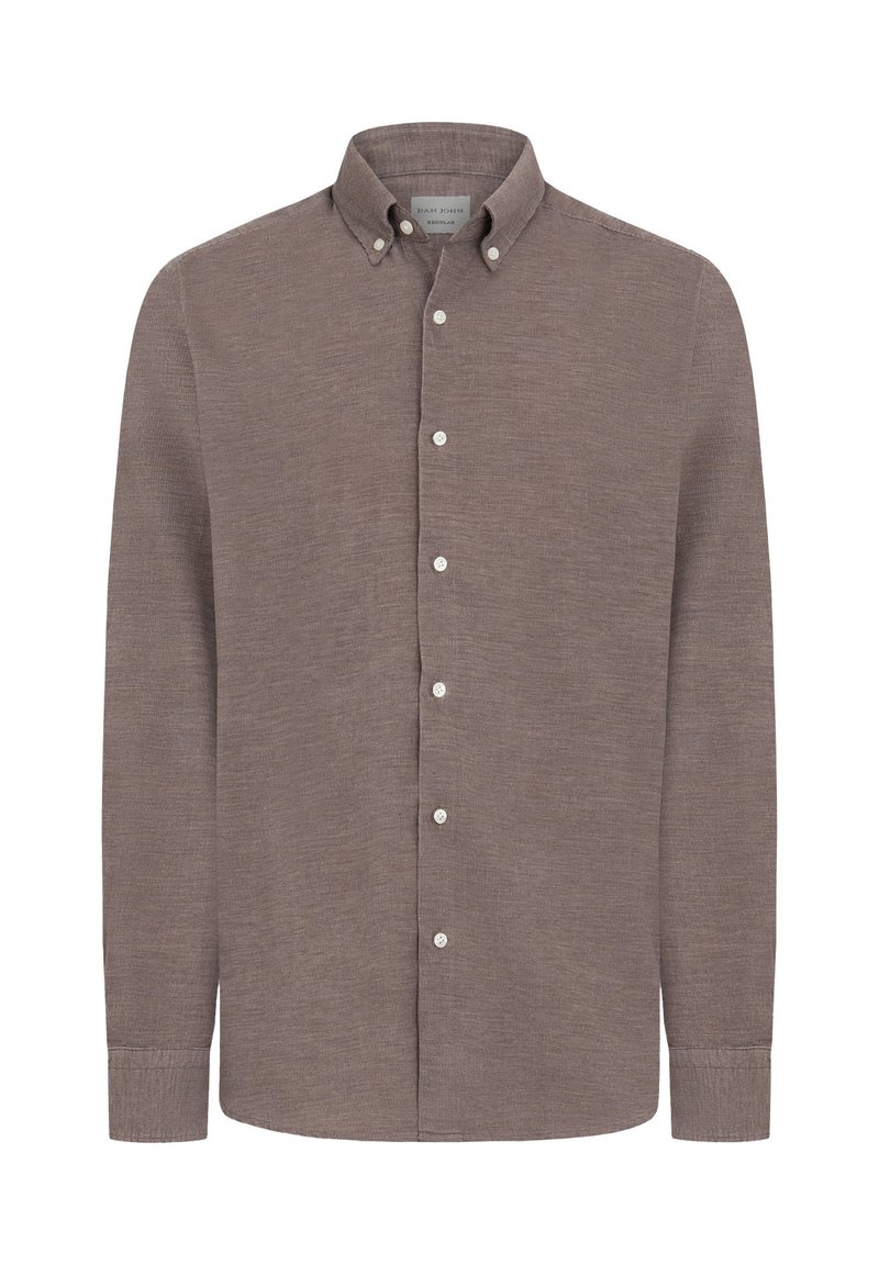 Camisa de manga larga marrón de botón en un tejido texturizado, con un cuello clásico y botones blancos a lo largo del frente.