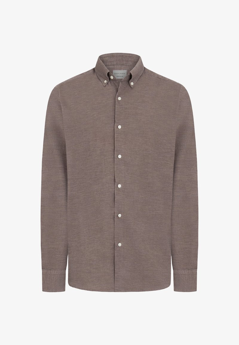 Camisa de manga larga marrón de botón en un tejido texturizado, con un cuello clásico y botones blancos a lo largo del frente.