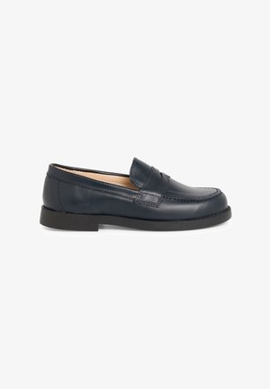 Mocassini in pelle blu navy con un design cucito, punta rotonda e suola bassa in gomma nera. Stile slip-on con un dettaglio frontale rialzato.