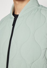 HUGO BOHOTINO - Weste - light/pastel green