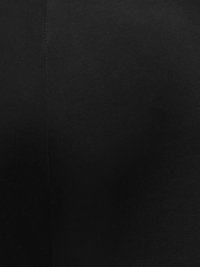 Schwarzer Stoff mit vertikalem Nahtdetail in der Mitte, der Textur und glatte Nähte zeigt.