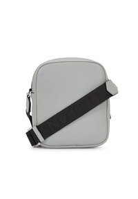 Borsa a tracolla sintetica grigia di forma quadrata, con finitura testurizzata, tracolla nera regolabile e dettaglio del logo impresso sulla tracolla.