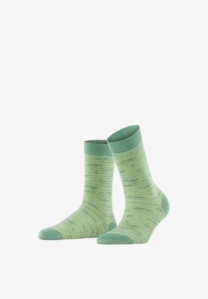 Paire de chaussettes vert chiné à hauteur de mollet avec renfort au niveau des orteils et du bord-côte, présentées en position verticale sur un fond blanc.