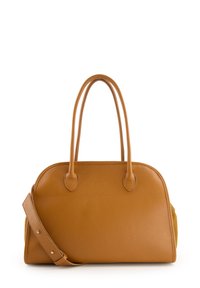 Braune Lederhandtasche mit zwei runden Griffen, verstellbarem Schulterriemen und einer strukturierten Oberfläche. Verfügt über ein dezentes Branding auf der Vorderseite.