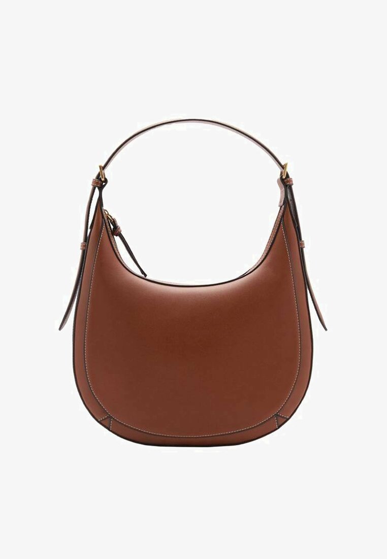 Sac en cuir marron avec une silhouette incurvée, des coutures contrastées et une seule poignée supérieure pour le transport.