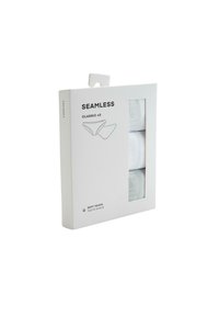 Lot de trois sous-vêtements blancs classiques sans couture avec un tissu doux au toucher, visibles à travers une fenêtre rectangulaire sur un emballage blanc.
