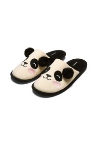 Cremefarvede og sorte slippers med smilende pandaansigt, lyserøde kinder og fluffy sorte ører på en hvid baggrund.