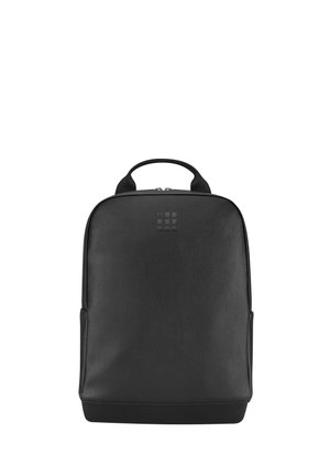 Zaino rettangolare nero con manico superiore, design minimalista e logo a griglia discreto vicino al centro superiore.