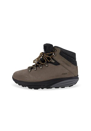Stivale da trekking in suede marrone con dettagli neri, colletto testurizzato, occhielli in metallo e lacci gialli. Presenta una suola curva nera per maggiore stabilità.
