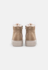 Tan semišíkové boty zsuede s měkkou, plyšovou podšívkou. Mají odolnou krémovou gumovou podrážku a boční zipové zapínání.