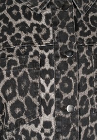 Zizzi MIT ENMUSTER UND KNÖPFEN - Blúzka so zapínaním na gombíky - dark grey leo