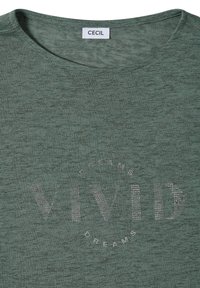 T-shirt vert texturé à col rond avec le texte « VIVID » en strass, entouré du mot « DREAMS » en cercle.