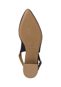 Zapato de tacón afilado en ante azul marino con un tacón delgado. La suela de goma marrón presenta un patrón de agarre texturizado. La correa ajustable para el tobillo incluye herrajes de metal.