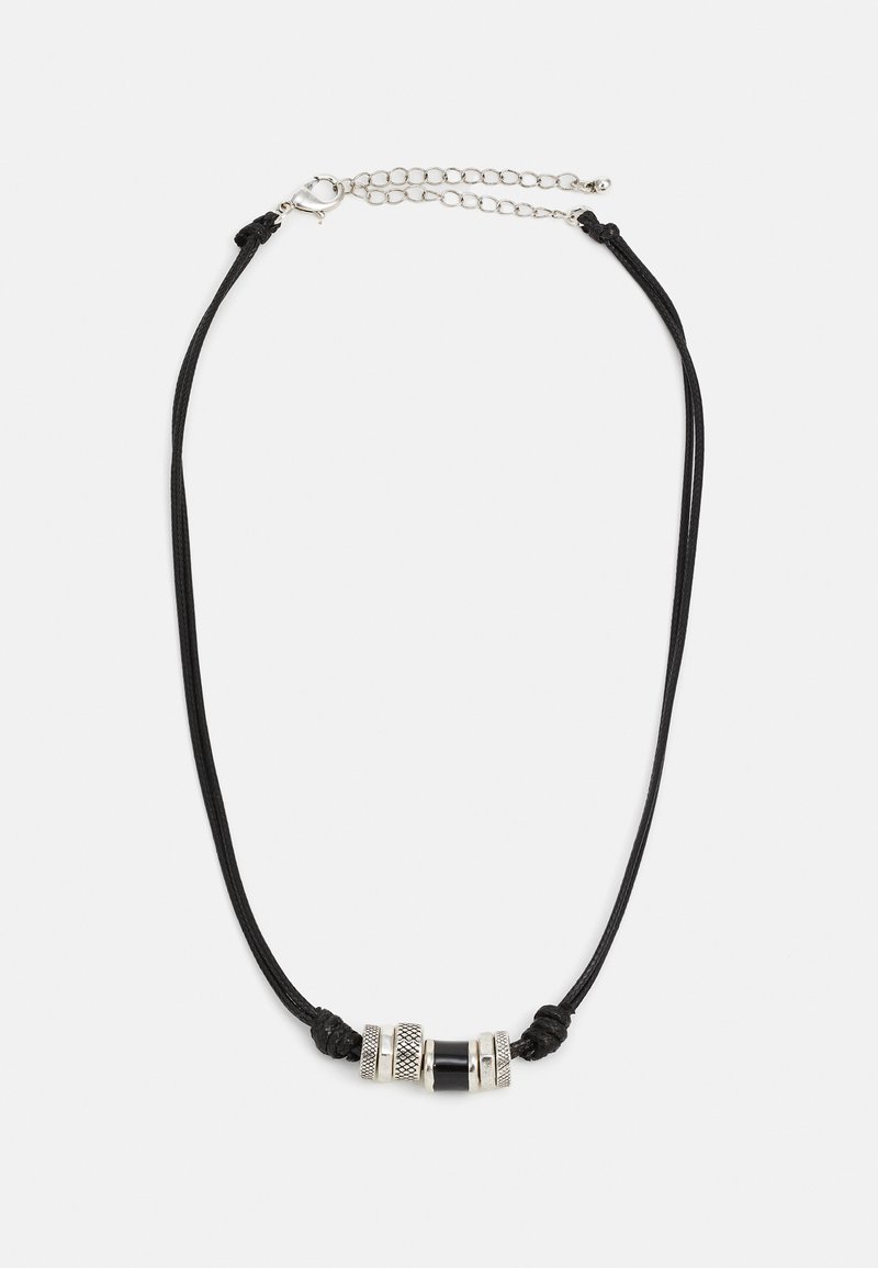 Colier din ascle negru cuprinde trei mărgele decorative din metal, inclusiv două inele texturate argintii și o mărgele cilindrică neagră, cu un lanț ajustabil.