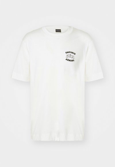 Bela bombažna majica s kratkimi rokavi in okroglim izrezom. Ima črn vezen logotip na levem prsnem delu. Gladka tekstura.