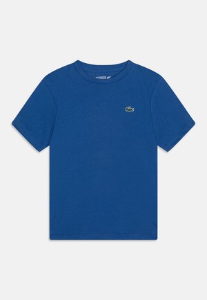 Niebieski bawełniany t-shirt z krótkimi rękawami, okrągłym dekoltem oraz małym haftowanym logo na lewej piersi. Gładka tekstura, standardowy krój.