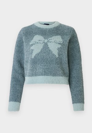 Heklet genser i to nyanser av blått, med teksturert overflate og en fremtredende sløyfedetalj på forsiden. Kapslet lengde.