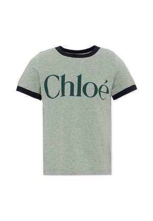 T-shirt gris clair à manches courtes avec bord foncé au col et aux manches, avec un grand texte "Chloé" vert foncé sur la poitrine.