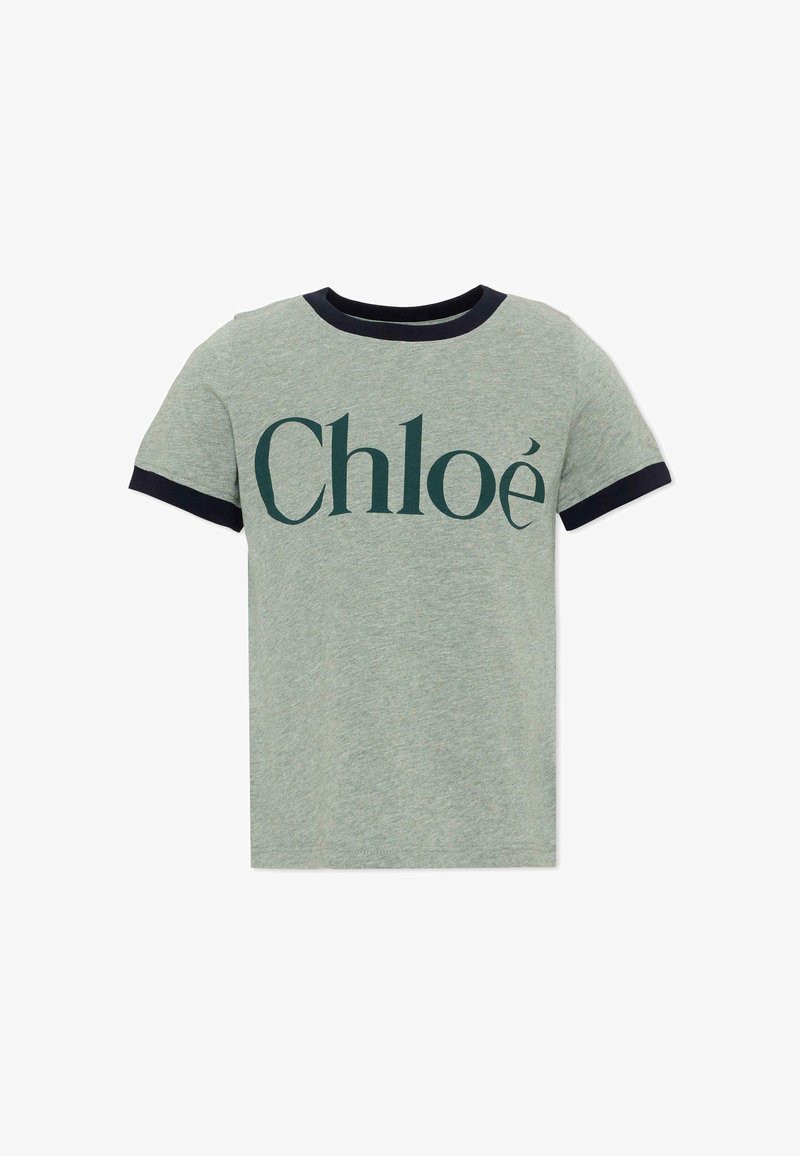 Maglietta grigio chiaro a maniche corte con bordatura scura su collo e maniche, con grande scritta "Chloé" verde scuro sul petto.
