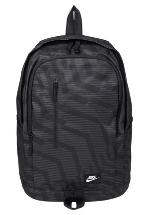 Czarny plecak Nike z subtelnym geometrycznym wzorem, przednią kieszenią na suwak i górną pętlą do noszenia.