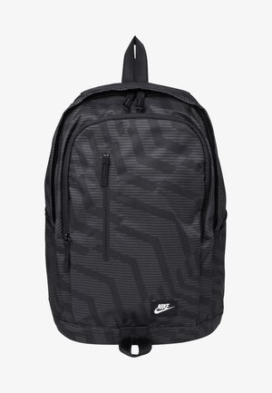 Czarny plecak Nike z subtelnym geometrycznym wzorem, przednią kieszenią na suwak i górną pętlą do noszenia.