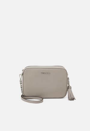 Sac bandoulière rectangulaire en cuir gris avec bandoulière chaîne argentée, détail pompon et petit logo Michael Kors sur le devant.