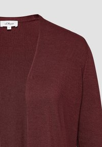 Burgunderfarbener leichter Strickcardigan mit V-Ausschnitt, offener Vorderseite und weicher Textur. Etikett am Ausschnitt sichtbar.