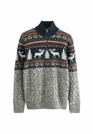Strickpullover mit Reißverschlusskragen, präsentiert mit einem gemusterten Schulterbereich in Marineblau, Creme und Rostrot mit Rentieren, Bäumen und Schneeflocken; grauer strukturierter Unterkörper.