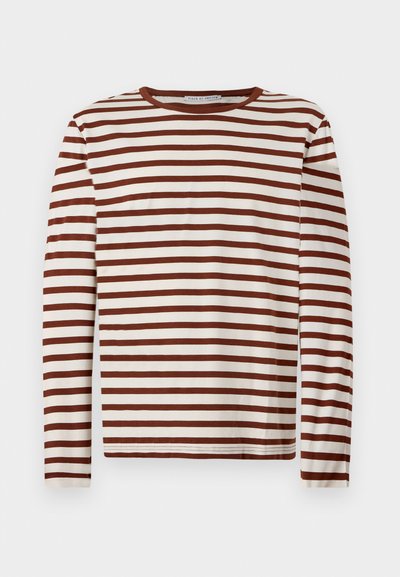 Langärmliges Rundhalshemd mit horizontalen braunen und weißen Streifen, aus weichem Material, flach auf einem hellen Hintergrund ausgelegt.