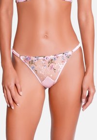 Lingerie rose avec des détails en dentelle comprenant une broderie florale en bleu et rose. Le design inclut une ceinture en tissu lisse et une couverture minimale.