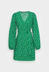 Vestido verde con mangas abullonadas largas, escote en V y cintura con lazo. Presenta un patrón floral en blanco con pequeños acentos en azul. Tejido texturizado.