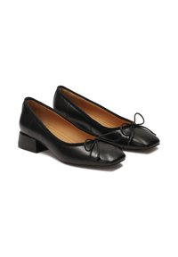 Ballerine in pelle nera con punta quadrata, piccolo tacco a blocco e un accentuazione decorativa a forma di fiocco sul davanti. Fodera interna marrone.