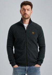 Donkergrijze hoodie met ritssluiting en geribbelde textuur, voorzien van een hoge kraag, lange mouwen en een klein geweven label op de borst.