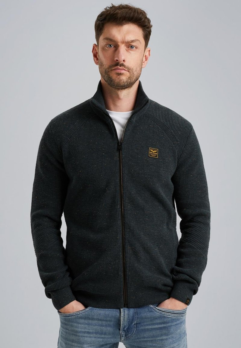 Donkergrijze hoodie met ritssluiting en geribbelde textuur, voorzien van een hoge kraag, lange mouwen en een klein geweven label op de borst.