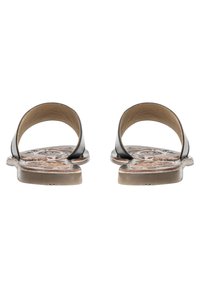 Zwarte leren sandalen met een open achterkant, voorzien van een gedetailleerde, geperforeerde tan voetbed en een platte, flexibele rubberen zool.