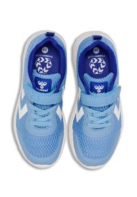 Ljusblå sportskor med överdel i mesh, vita accenter, kardborreband och strukturerade sulor. Storlek 30.