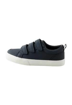 Marineblaue Sneakers mit drei Klettverschlüssen, weißer Gummisohle, abgerundeter Spitze, glatter Textur und einer Schlaufe an der Ferse.