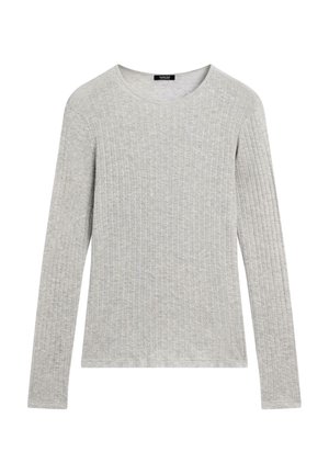 Chemise grise à manches longues avec une texture côtelée et un col rond. Design simple avec des coutures régulières ; pas de motifs ni d'accents visibles.