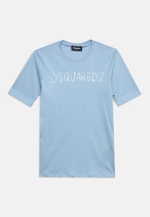 T-shirt bleu clair à manches courtes et col rond avec le texte blanc "DSQUARED2" imprimé sur la poitrine et une étiquette de marque noire au niveau du col.